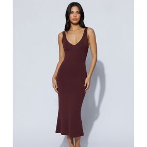 Meshki Jodie V Neck Maroon Stretchy Knit Form Fitting Midi Minimalist Dress Sz L